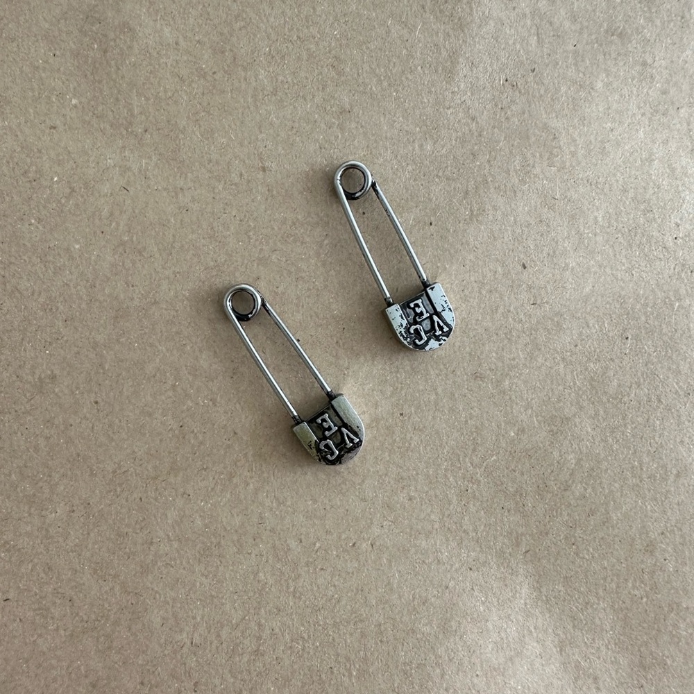 Golden goose deluxe brand limited edition 2024 shoe lace charm pins